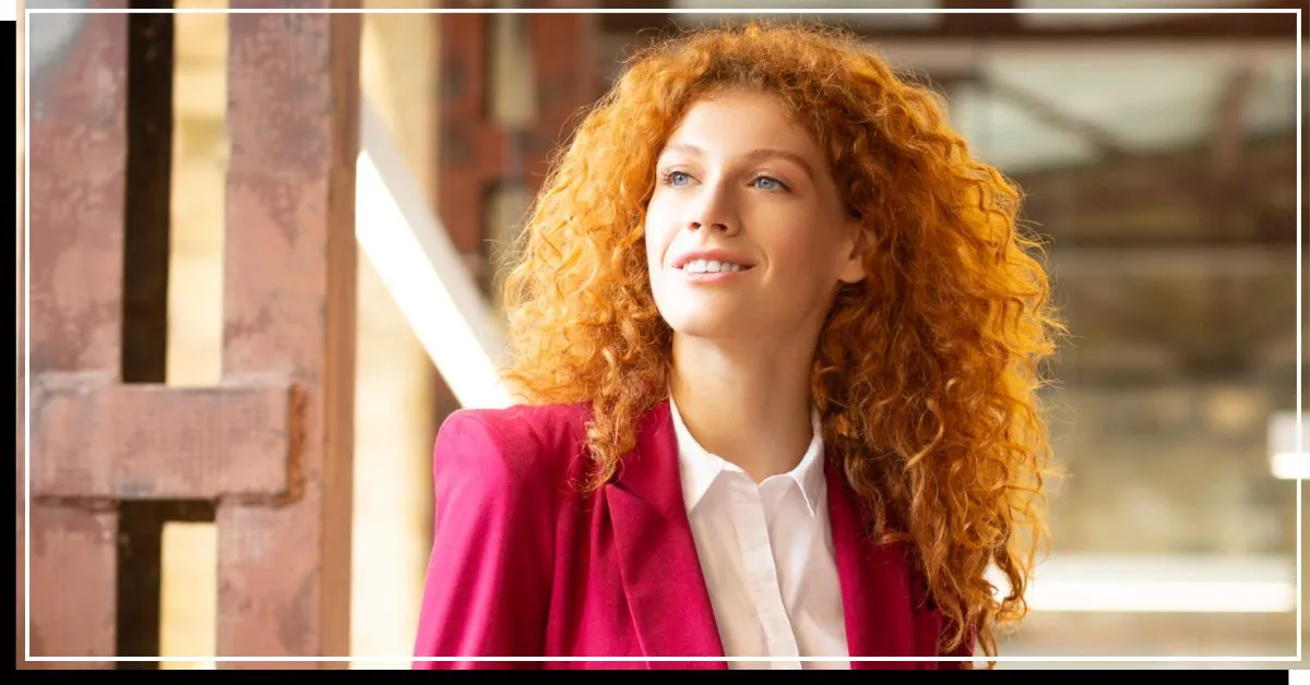 Noen med messing ujevnt blondt hår som må bruke toner' title=