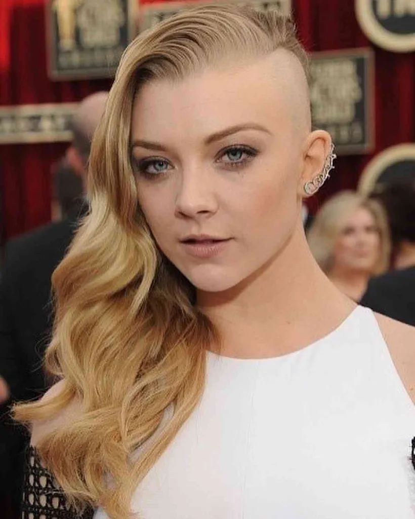 片側を剃ったロングヘア' title=