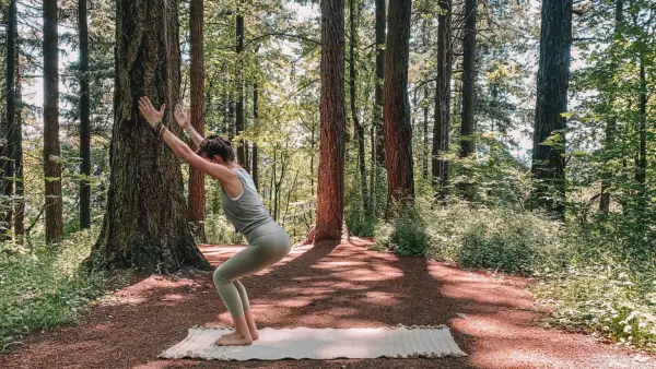 30-minutowa praktyka jogi dla pełni księżyca w Koziorożcu
