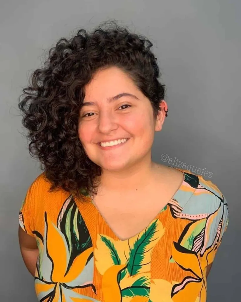 Cabello rizado asimétrico' title=