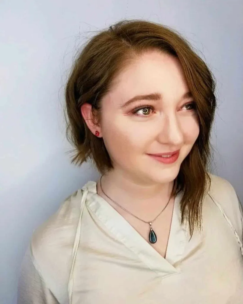 corte de pelo asimétrico para una cara redonda' title=