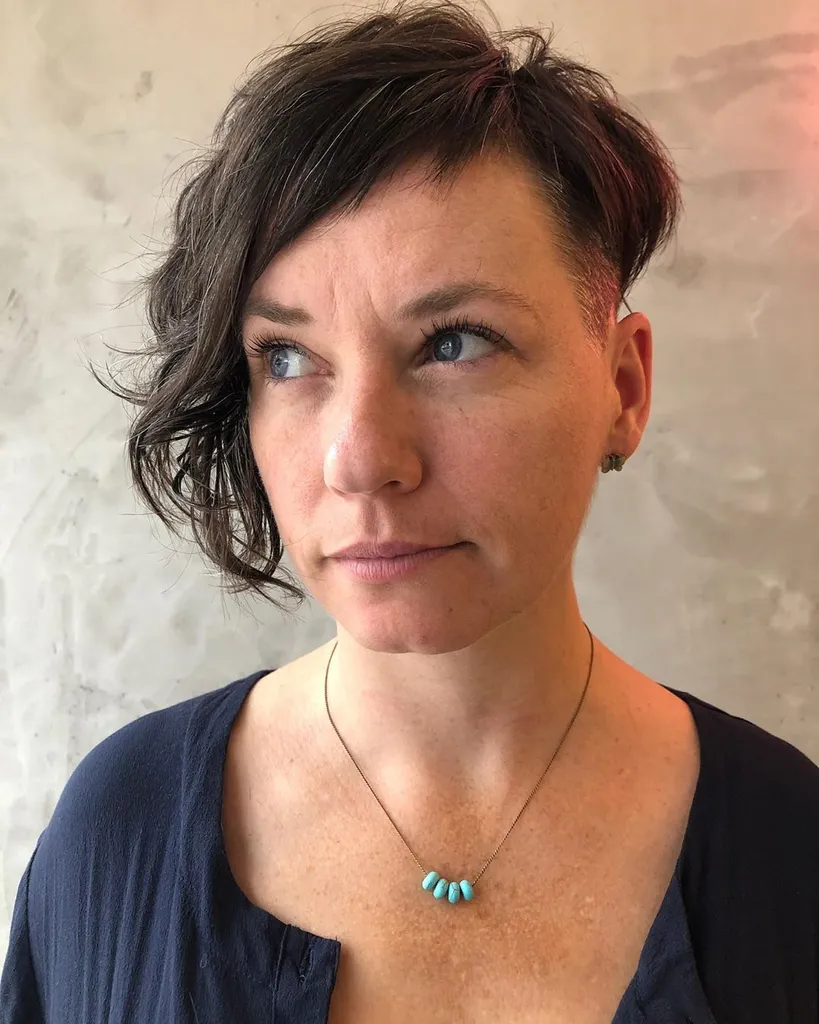 Corte de pelo corto y asimétrico de duendecillo vanguardista' title=