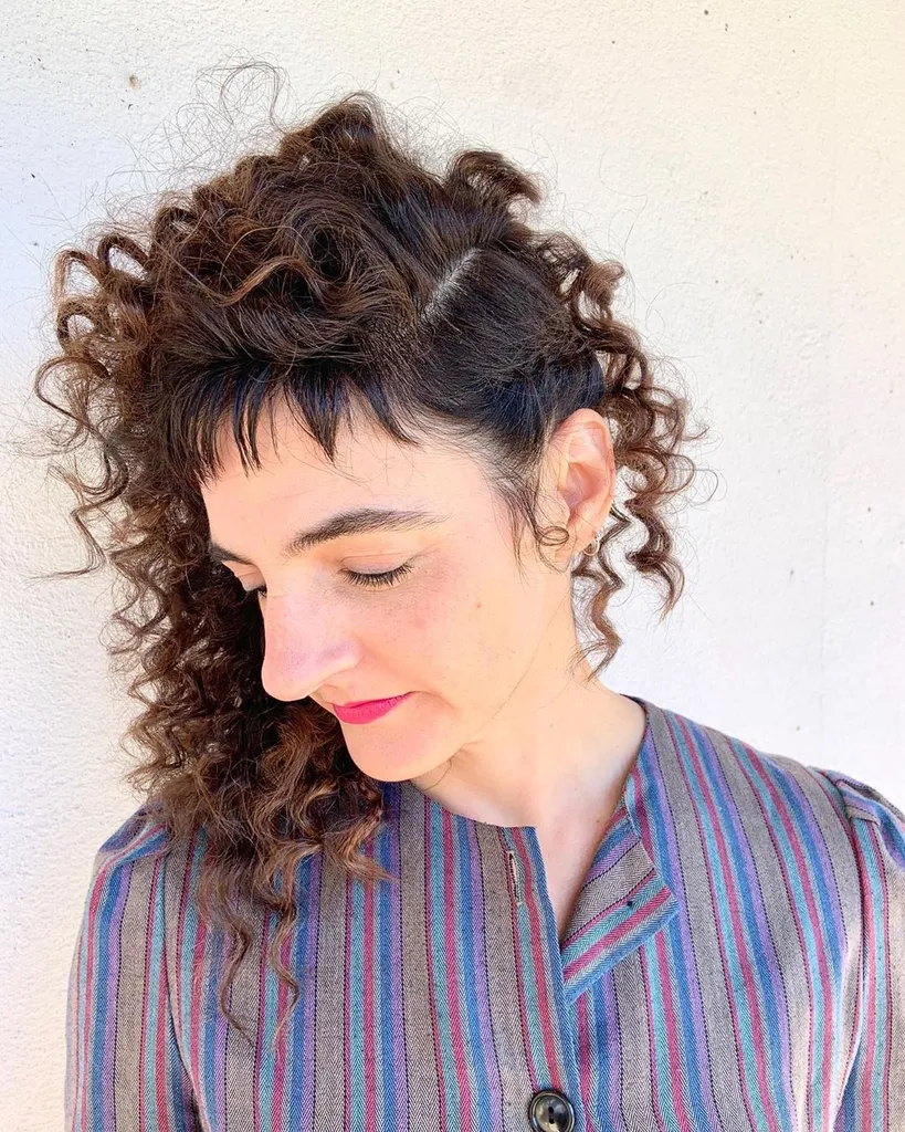 corte de pelo asimétrico para cabello largo y rizado' title=
