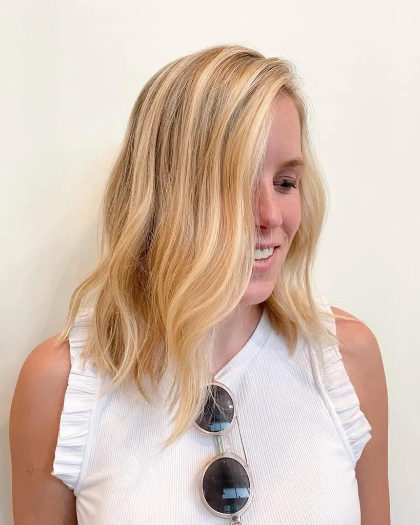 Lóbulo asimétrico para cabello ondulado.' title=