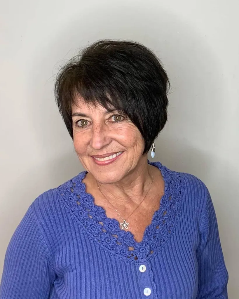 Bob asymétrique Stacked pour femme ayant dépassé la soixantaine' title=