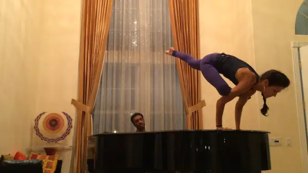 După cum se vede în clasa lui Kristen Schneider: Cum să cultivăm Sattva