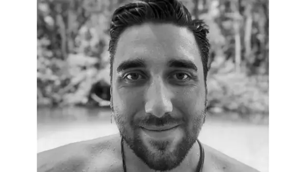 Hij groeide op in een homofobe gemeenschap. Dit is hoe yoga hem hielp vrede te vinden