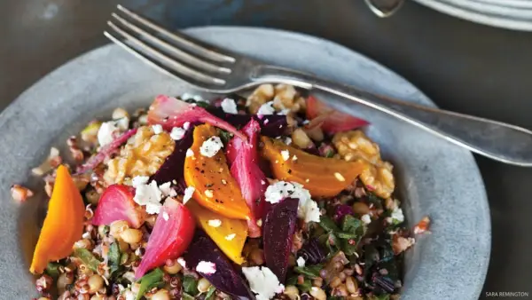 Zbuduj lepszą sałatkę do trawienia z gotowanymi zieleniami