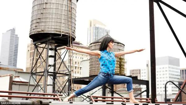 Hilaria Baldwin visa tai subalansuoja su joga