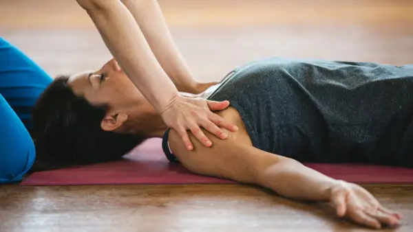 Reiki 101: Wszystko, co musisz wiedzieć o tej praktyce leczenia energii