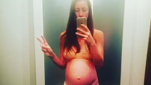 Dzemdību joga: Tara Stiles dalās ar Baby Daisy dzimšanas stāstu