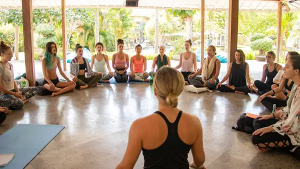 Podnikanie jogy: 4 tajomstvá, ktoré vám ukážu, ako cestovať po svete, ktoré vyučuje jogu