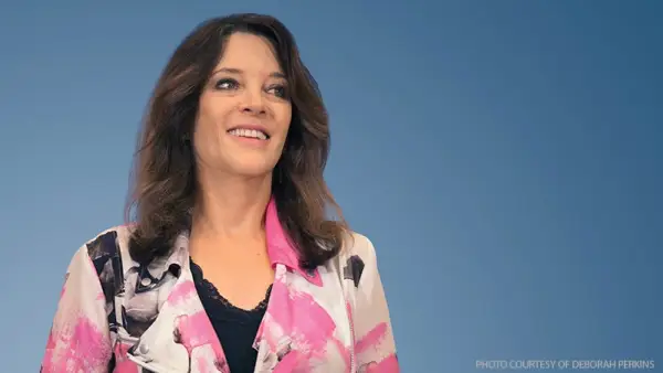 Pourquoi la militante de la paix de l'auteur de Spritiual, Marianne Williamson, est un yogi