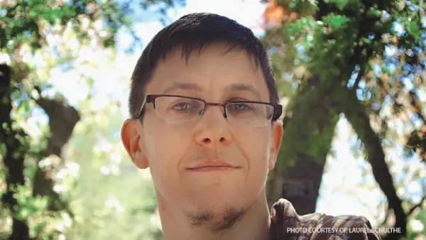 Hvordan du er vert for internasjonal yoga trekker seg bevisst og etisk