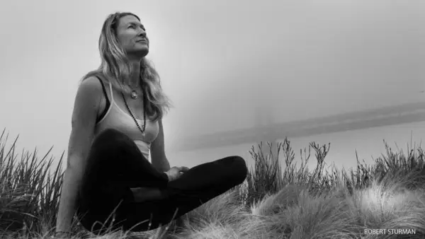 MOM-ASANA: costruire forza con posa di loto galleggiante