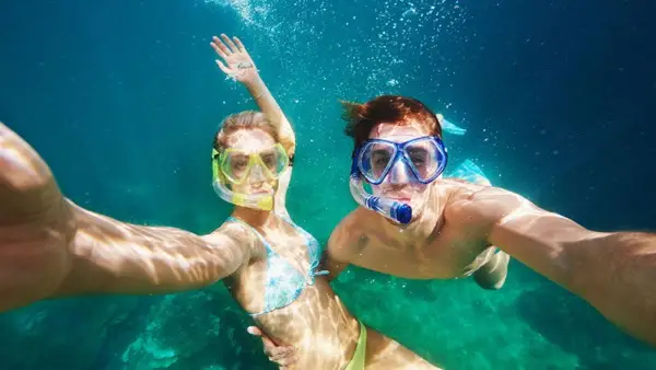 scuba diving couple