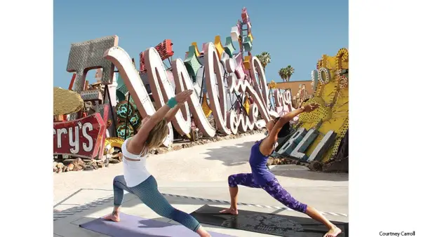 Là-bas: pratiquer le yoga chaud dans le Boneyard néon de Las Vegas