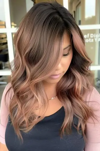 Idea colore per capelli Balayage color cioccolato fondente con oro rosa.