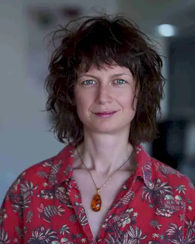 Layered Wavy Bob and Short Bangs