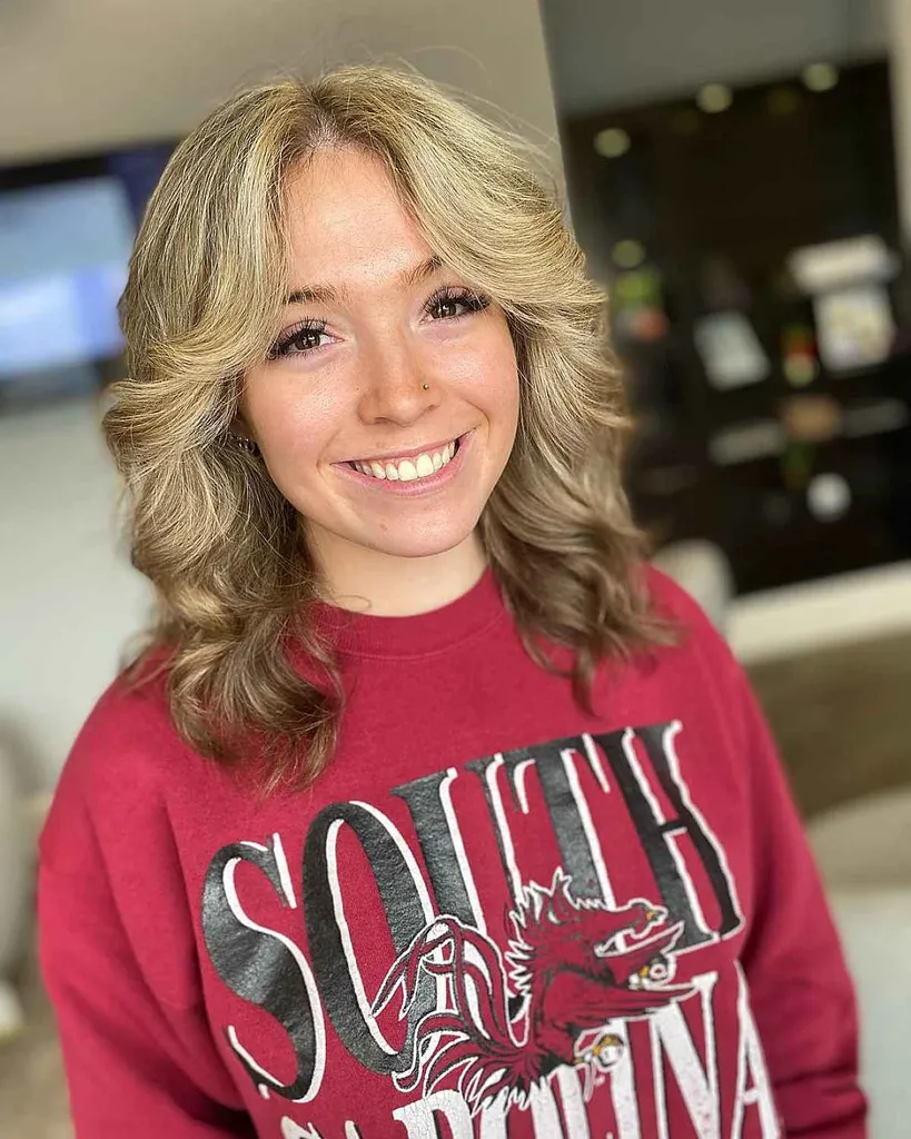 Středně dlouhý střih se silnými vlnami a střední částí' title=