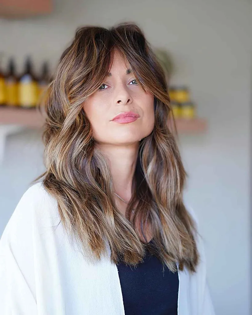 Texturovaný vlnitý střih s ofinou pro husté vlasy' title=