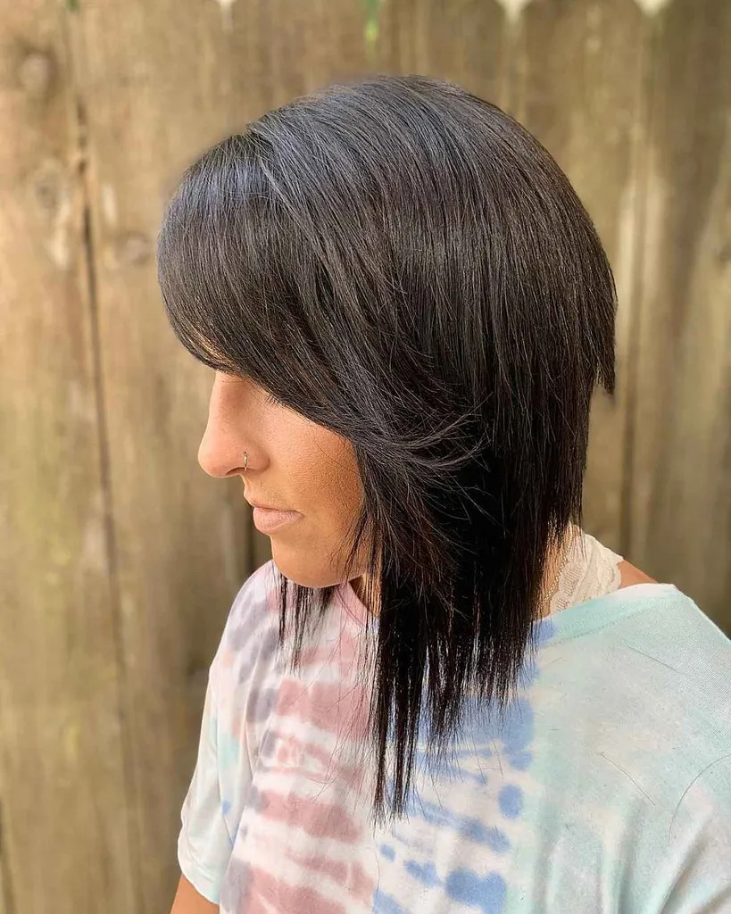 Flequillo en picada + cabello de longitud media' title=