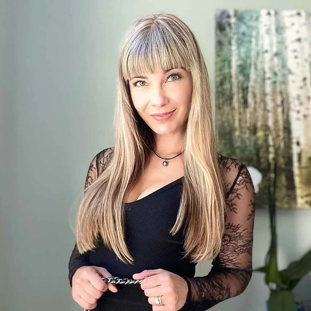 Flequillo recto para ocultar la frente pequeña' title=