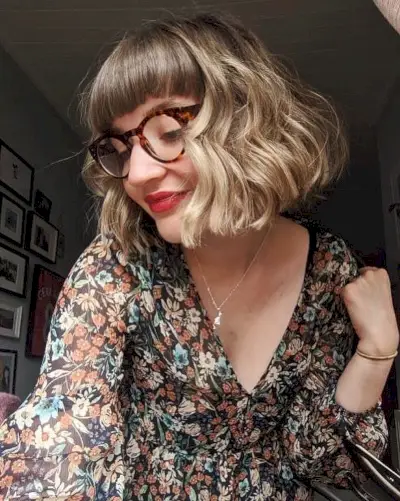 Trendsetting shaggy bob with blunt bangs for a round face