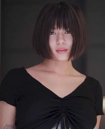 brow-skimming choppy bangs