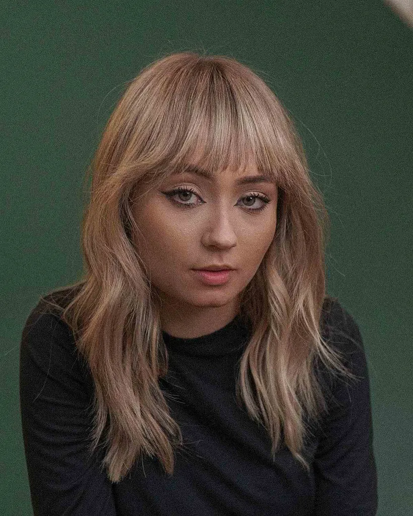 Chique en warrige halflange snit met schokkerige pony' title=