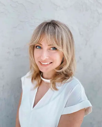 Shoulder-Length Hair with Bottleneck Bangs