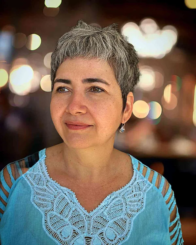 פיקסי המלח והפלפל החמוד ביותר עם שוליים קצרים עבור נשים מבוגרות עם שיער קצר' title=