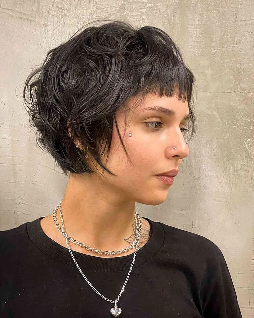 בוב מבולגן חמוד עם פוני קצר קטועים' title=