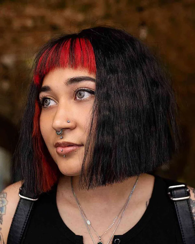 שיער שחור עם פוני קצר אדום בוהק' title=
