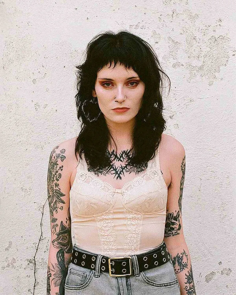 Jet Black Shag עם מיקרו באנגים' title=