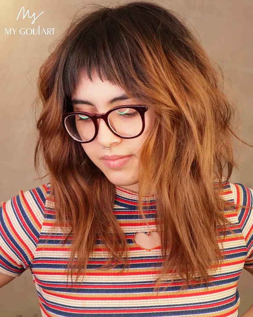 שיער מדובלל עם פוני קצר' title=