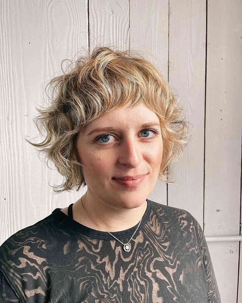 שיער מתולתל עם פוני קצר' title=