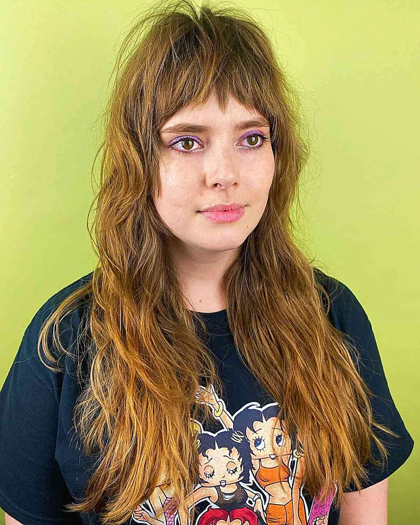 שכבות גליות ארוכות עם פוני קצוץ' title=