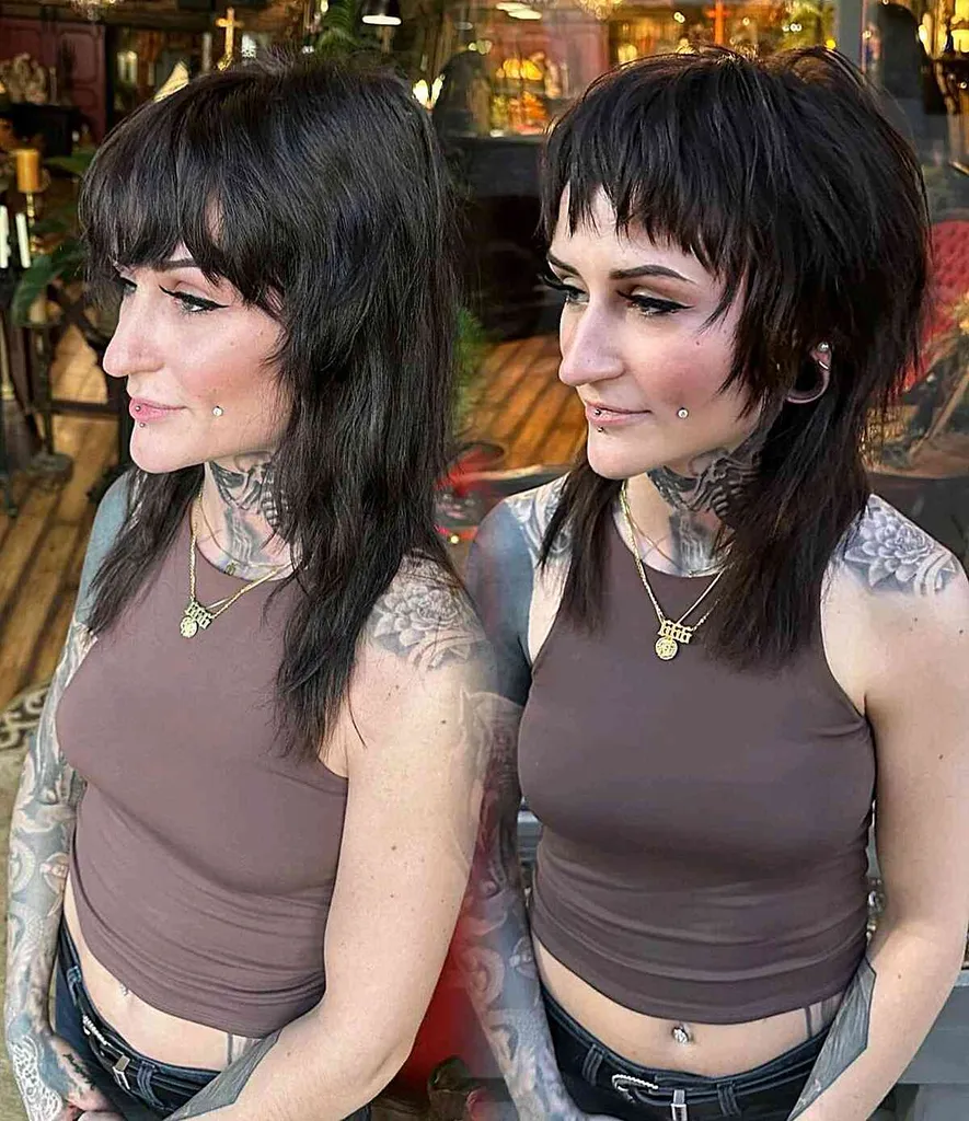 שיער באורך כתפיים עם פוני קצר' title=