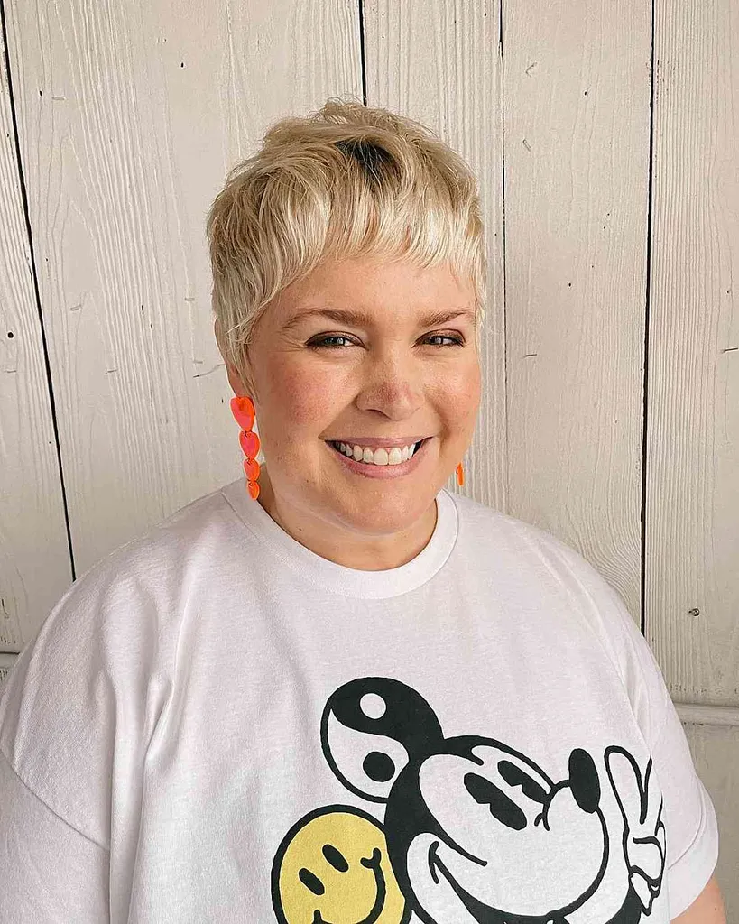 פוני קצר לפנים עגולות' title=