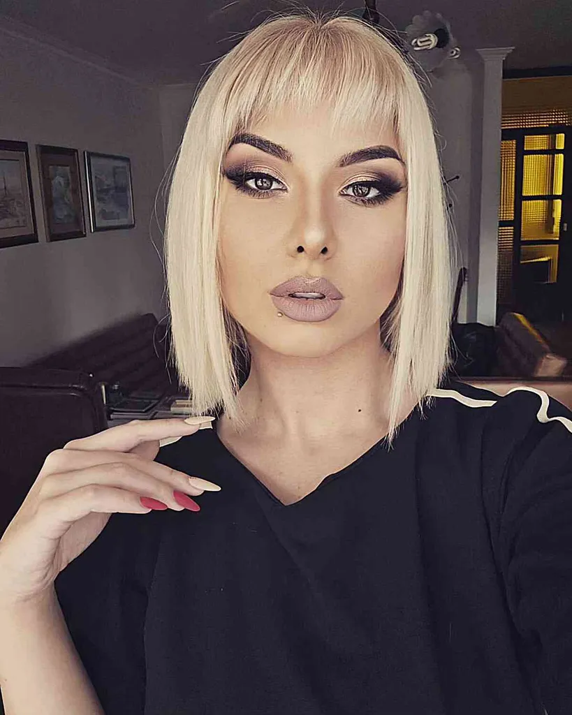 פוני קצר ודק לנשים עם שיער דק יותר חתוך לאורך הצוואר' title=