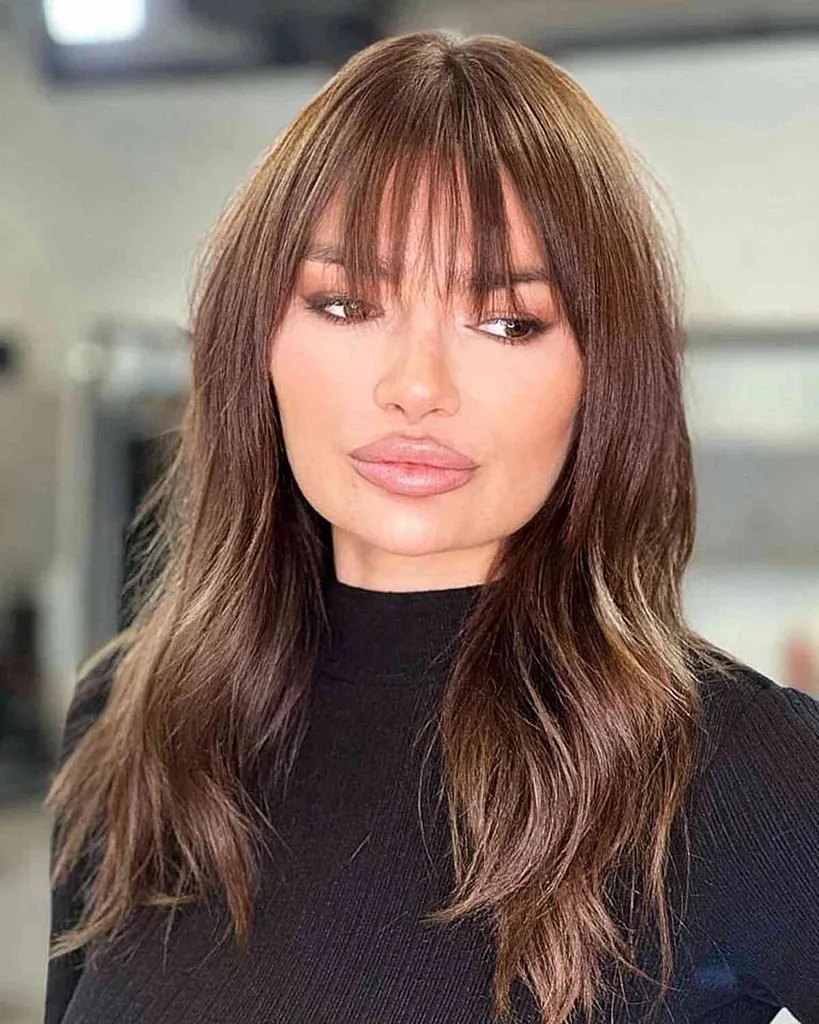 Šiška v obliki slapa na dolgih laseh za kvadratne obraze' title=