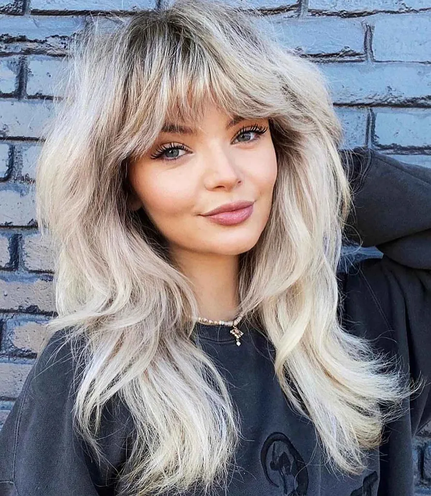 Dolgi lasje s frufrujem za kvadratne oblike obraza' title=