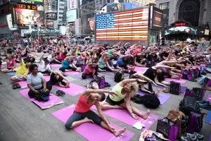 Fira sommarsolståndet: Gör yoga på Times Square