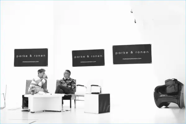 Założyciele Parke & Ronen, Parke Lutter i Ronen Jehezkel, odpoczywają przed castingiem na New York Fashion Week.