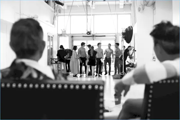 Fotograf Nikolai de Vera uwiecznia scenę w Parke & Ronen