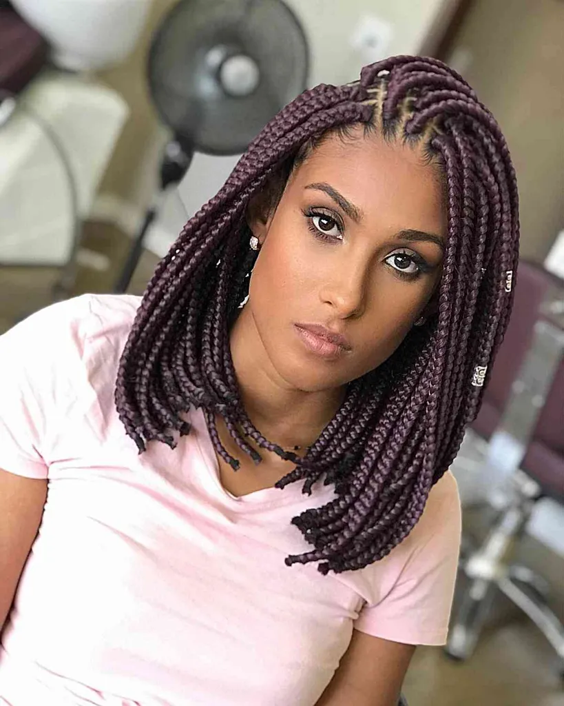 Side-Swept Purple Box Braids za temnopolte dame z lasmi, dolgimi do ključnice' title=