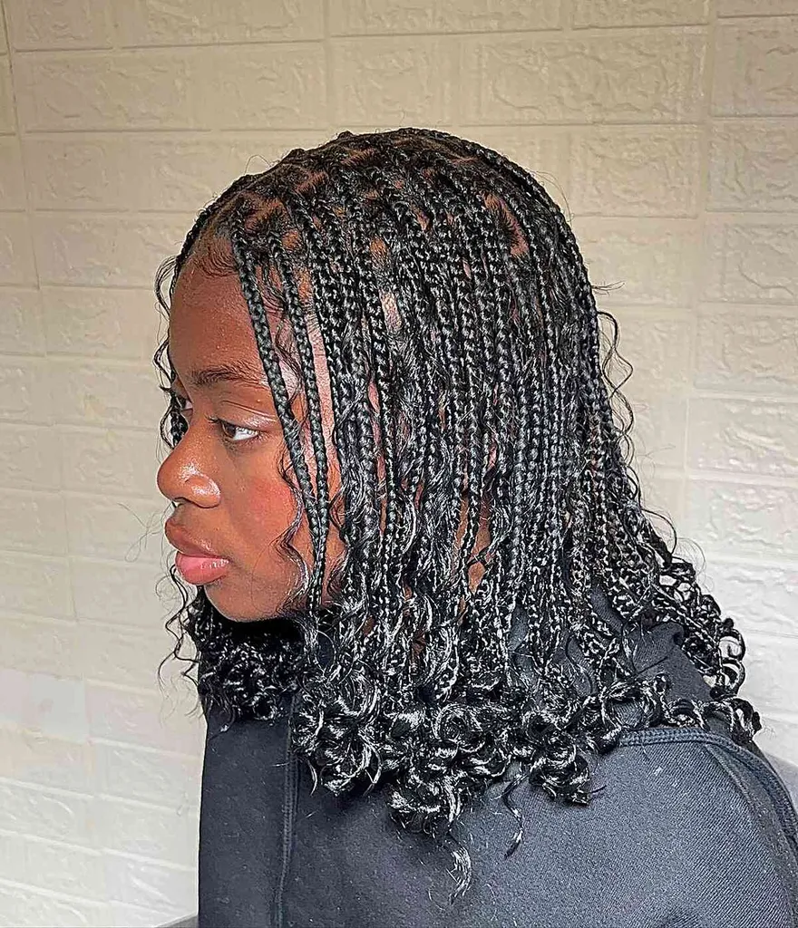 Fulani české bezuzlové vrkoče v páse s elegantnými hranami' title=