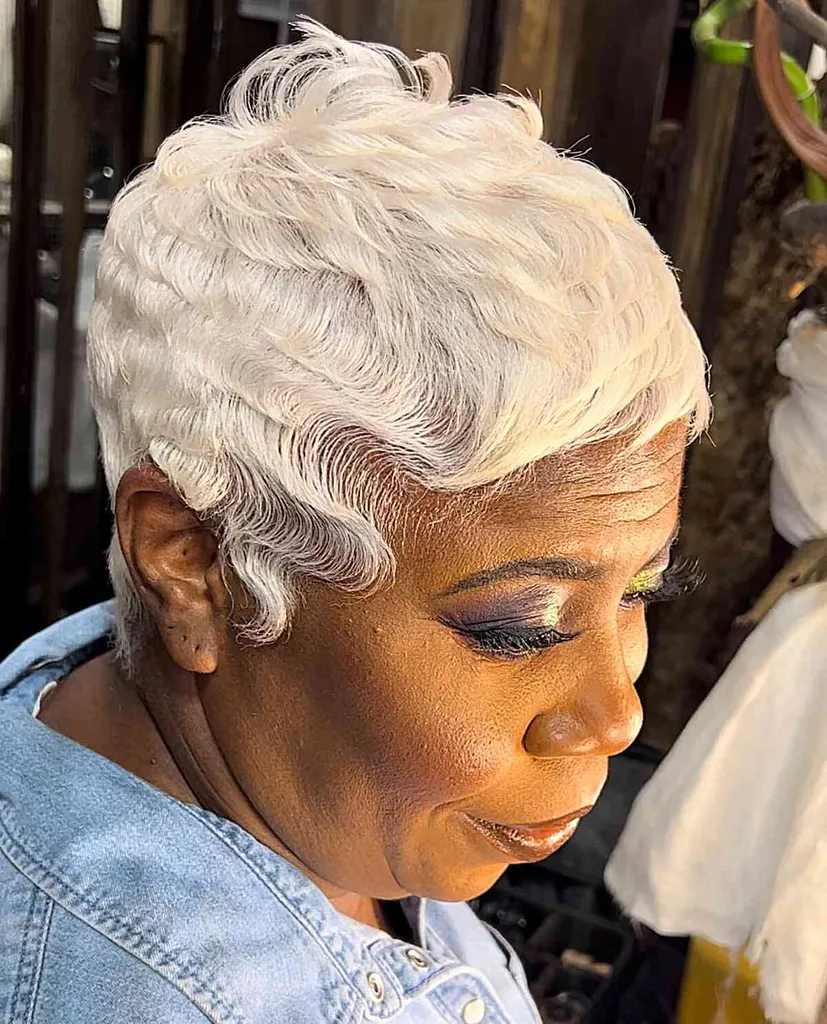 Balta laumiņa ar pirkstu viļņiem melnādainām sievietēm' title=