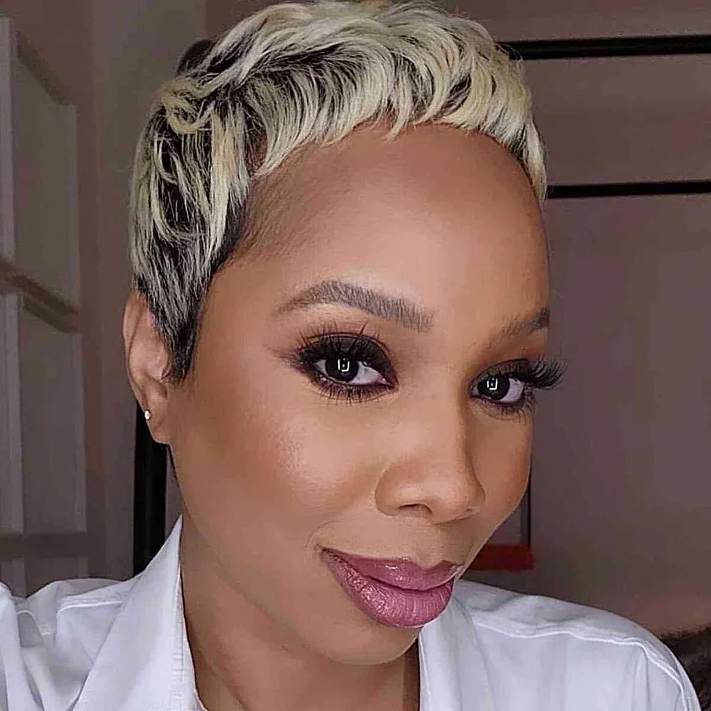 Rooted Platinum Blonde Pixie Cut melnā krāsā sievietēm ar īsiem matiem un garu seju' title=